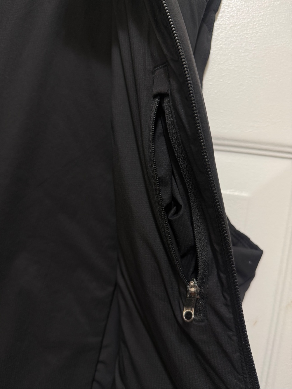 Lululemon Men's Insulated Black Puffer Vest I excellent conditions - Picture 11 of 15